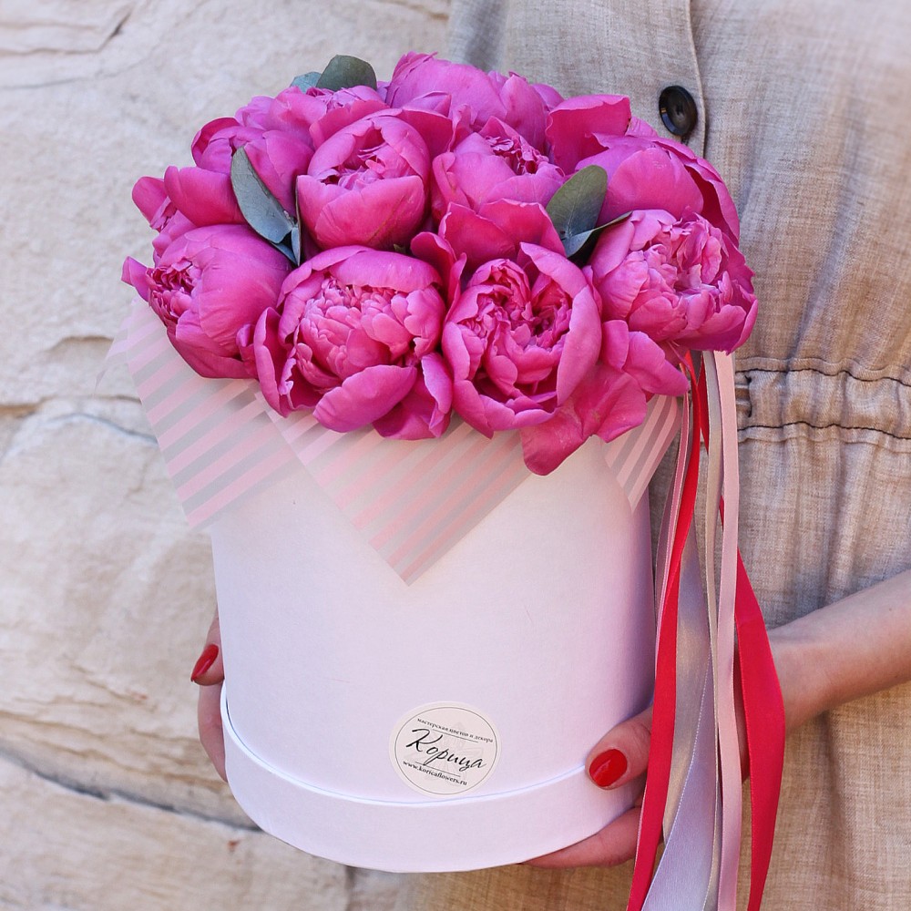 45 Малиновых Пионов в элегантной коробке